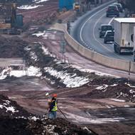 Jízdní pás směrem na Chomutov má být hotový a zprovozněný do konce května. Stavařům tak zbývají čtyři měsíce.