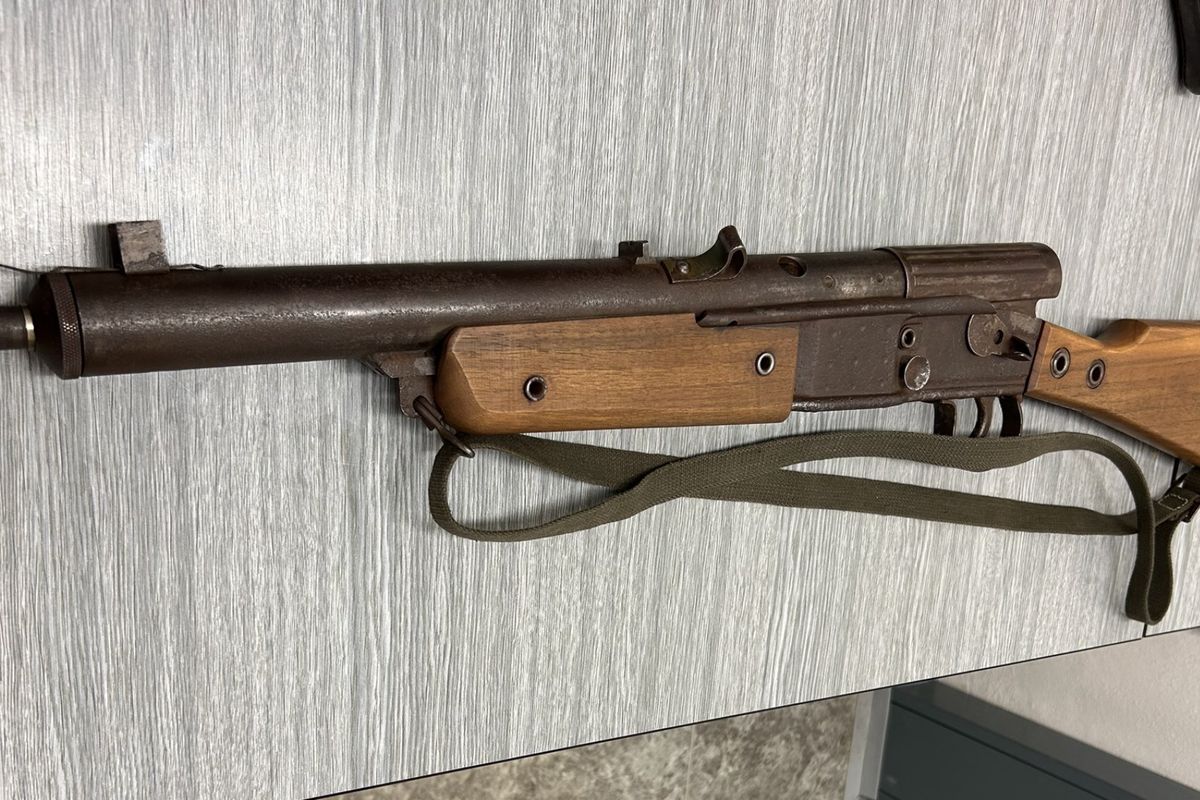 Muž přinesl na policii v Českých Budějovicích raritní německou karabinu za milion