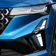 Přepracované byly hlavní světlomety, včetně motivu denního svícení v nárazníku.