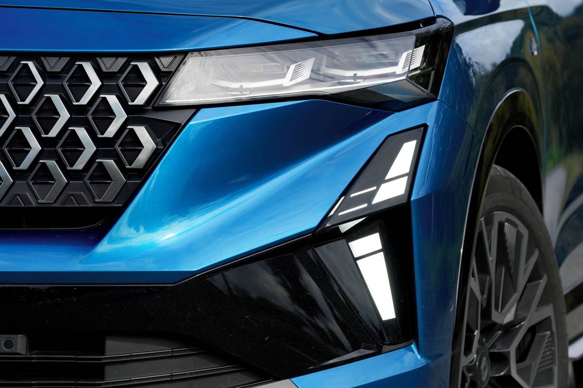 Přepracované byly hlavní světlomety, včetně motivu denního svícení v nárazníku.