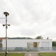 Dům působí na první pohled celkem nenápadně. 