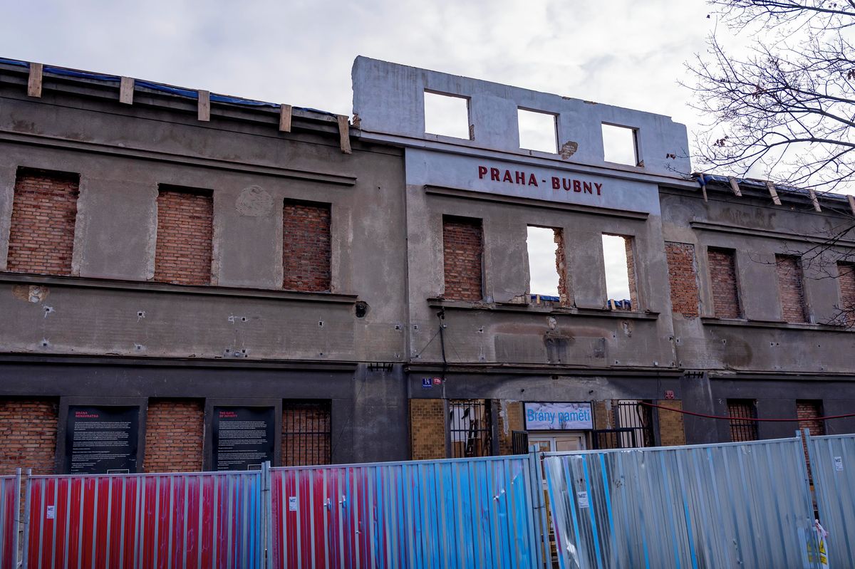 FOTO: Z nechvalně proslulého nádraží zbyly jen obvodové zdi