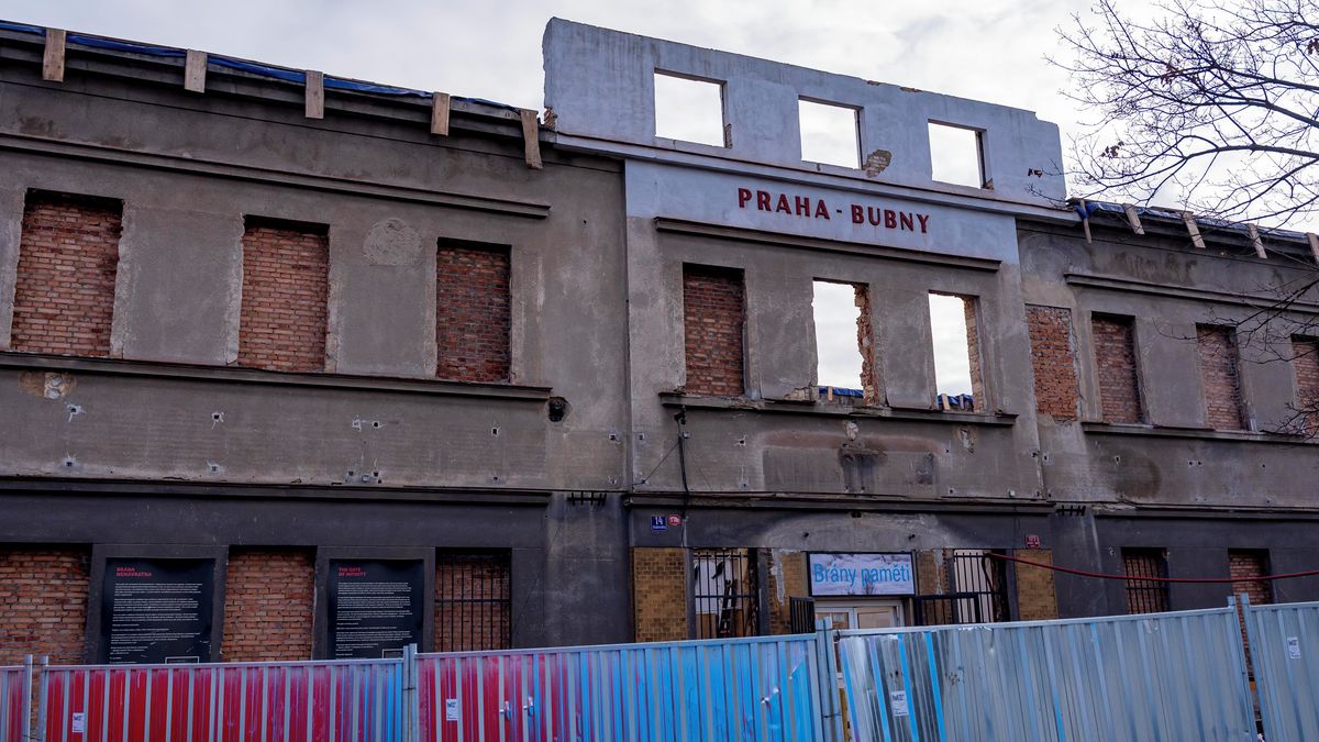 FOTO: Z nechvalně proslulého nádraží zbyly jen obvodové zdi