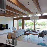 Pohled z kuchyně vede na celý obytný prostor a dále do atria.