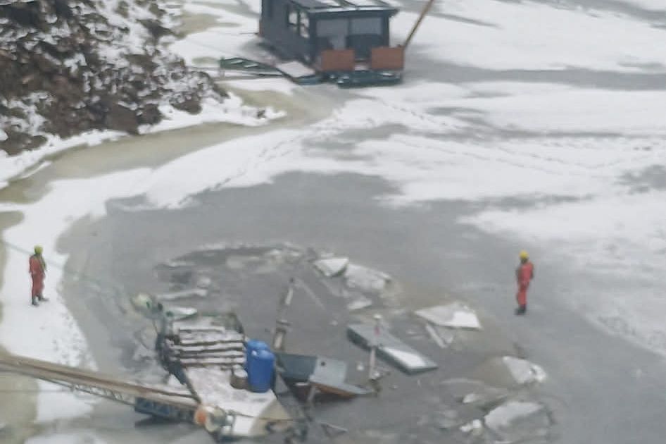 Mráz, led a pak i tma. Potápěči vyprošťovali z Orlíku potopený hausbót