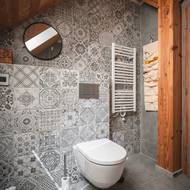 „Chtěli jsme, aby i menší místnosti měly něco navíc, nějaký nápad. Proto jsme sáhli po těchto dlaždicích, které prostor krásně oživily,“ vysvětluje Katka.