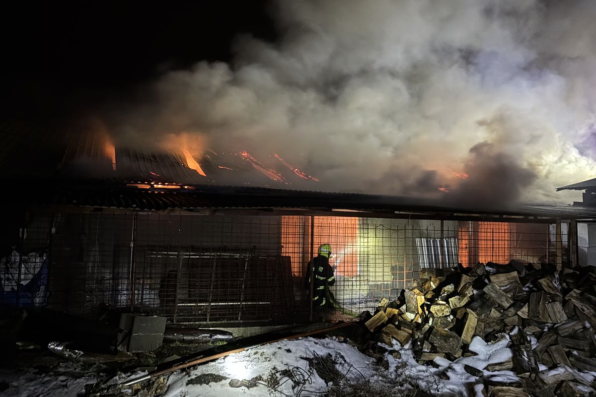 Hořela bývalá tržnice v Petrovicích u Karviné, oheň způsobil škodu za dva miliony