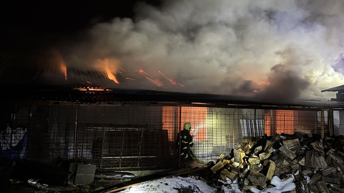 Hořela bývalá tržnice v Petrovicích u Karviné, oheň způsobil škodu za dva miliony