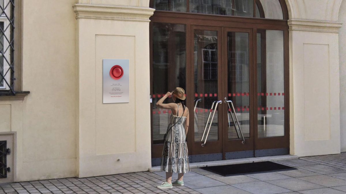 Červený klobouk na zdi radnice připomene návštěvu královny Alžběty II. v Brně