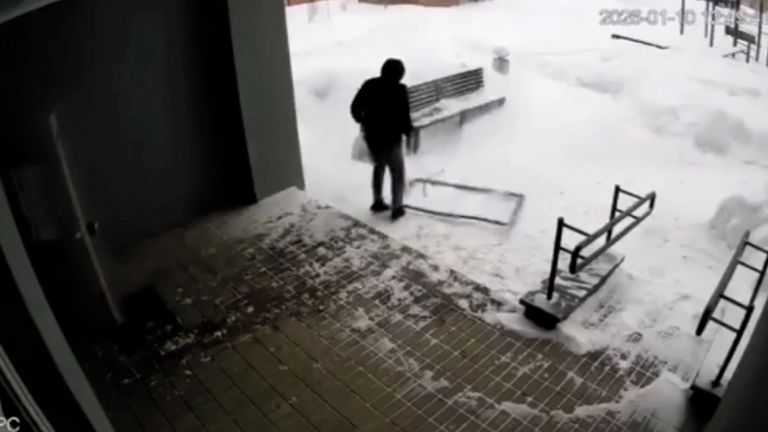 Zdvořilost málem stála muže život. Drama v Minsku zachytila domovní kamera