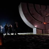 Svíčky osvítily kamennou menoru na terezínském židovském hřbitově.