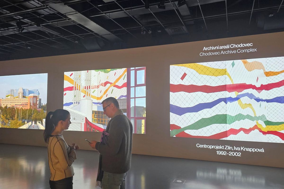 Mezi přísností a diskotékou. Architekturu Prahy 90. let představuje nová výstava i kniha