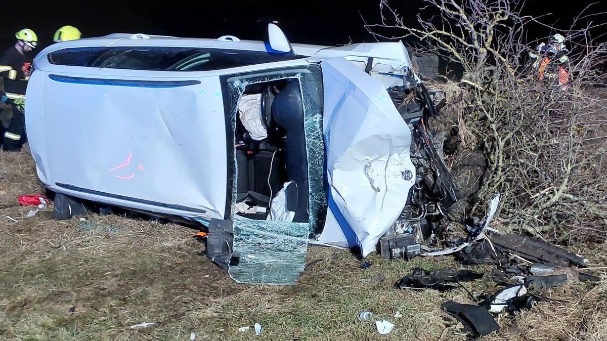 Bouračku u Pardubic nahlásil mobil. Opilý mladík bez řidičáku se dostal ven sám, spolujezdkyni vyprošťovali