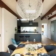 Pracovnu sousedící s hlavním obytným prostorem oddělují široké posuvné dveře.