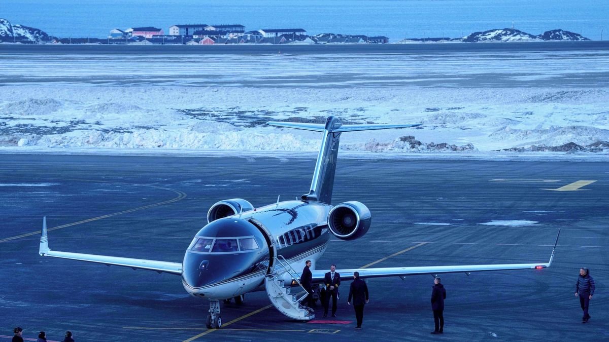 Do letadla dánské premiérky nechali v Grónsku nastoupit zcela neznámého člověka