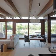 Architekt navrhl nejenom přístavbu, ale i její interiér a také interiér upravovaných částí původního domu.