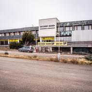 Budova je zvěčněna i v české kinematografii. Začíná zde seriál Dobrá voda, dnes je ze stavby obchod s oblečením z druhé ruky. 