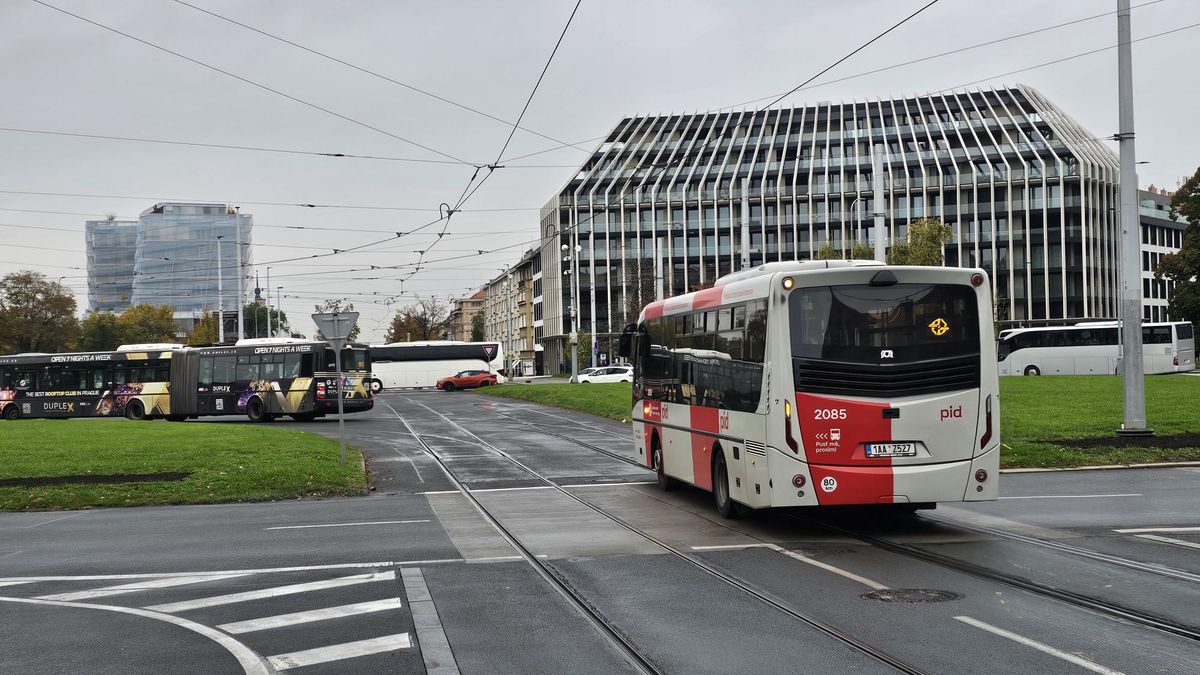 Autobusy v Dejvicích snížily zpoždění o polovinu díky jízdě po tramvajových kolejích