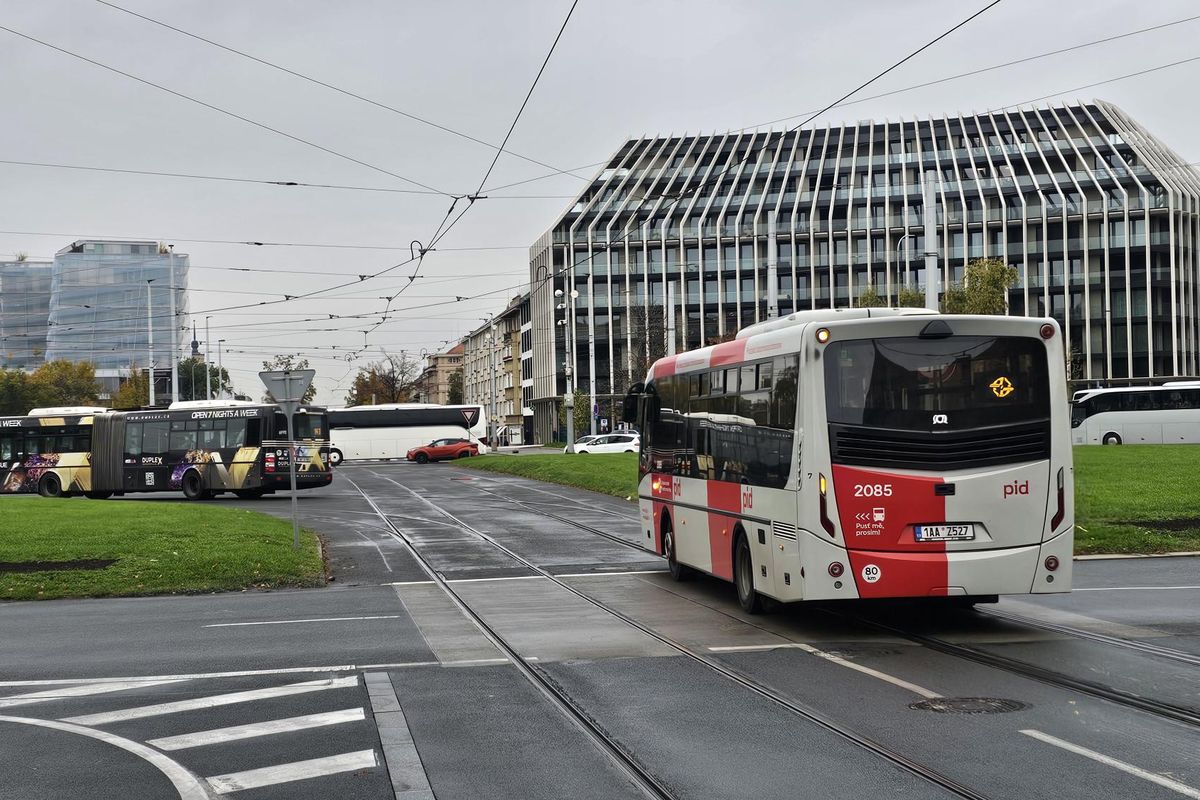 Autobusy v Dejvicích snížily zpoždění o polovinu díky jízdě po tramvajových kolejích