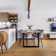 Na obývák volně navazuje jídelna s kuchyní. Na stropě je nově vynesený nosný trám, který je krytý polyuretanovým trámem. Na tomto místě byla původně příčka oddělující místnosti.