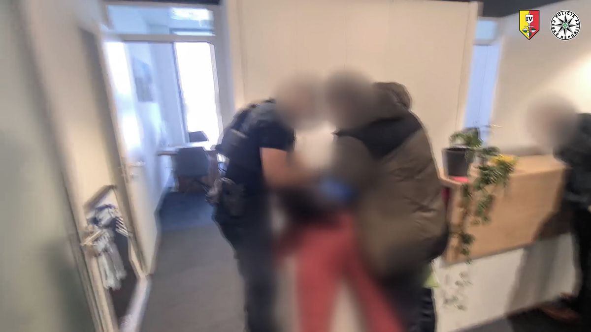 Podvod krytý legendou o domově důchodců. Policie si přišla pro podezřelé přímo do kanceláře