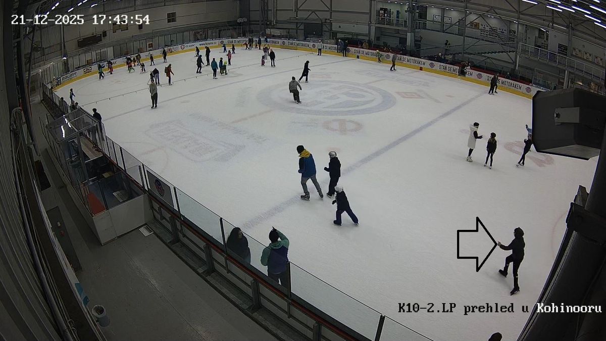 Muže na veřejném bruslení v Budějovicích srazil ženu. Hledá ho policie