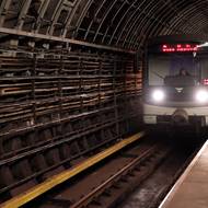 Obklady jsou u nástupišť již nyní sundány, ostění čeká sanace. 