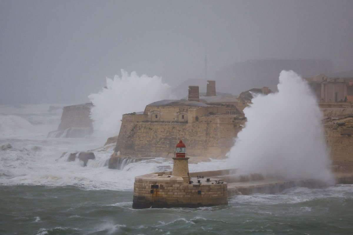 Ve Středomoří naměřili při bouři Harry rekordní vlnu přes 16 metrů