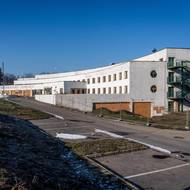 Opuštěný Club hotel Praha v Průhonicích. Podle zpráv z posledních let zde má probíhat rekonstrukce. Ale žádné práce vidět nejsou. 