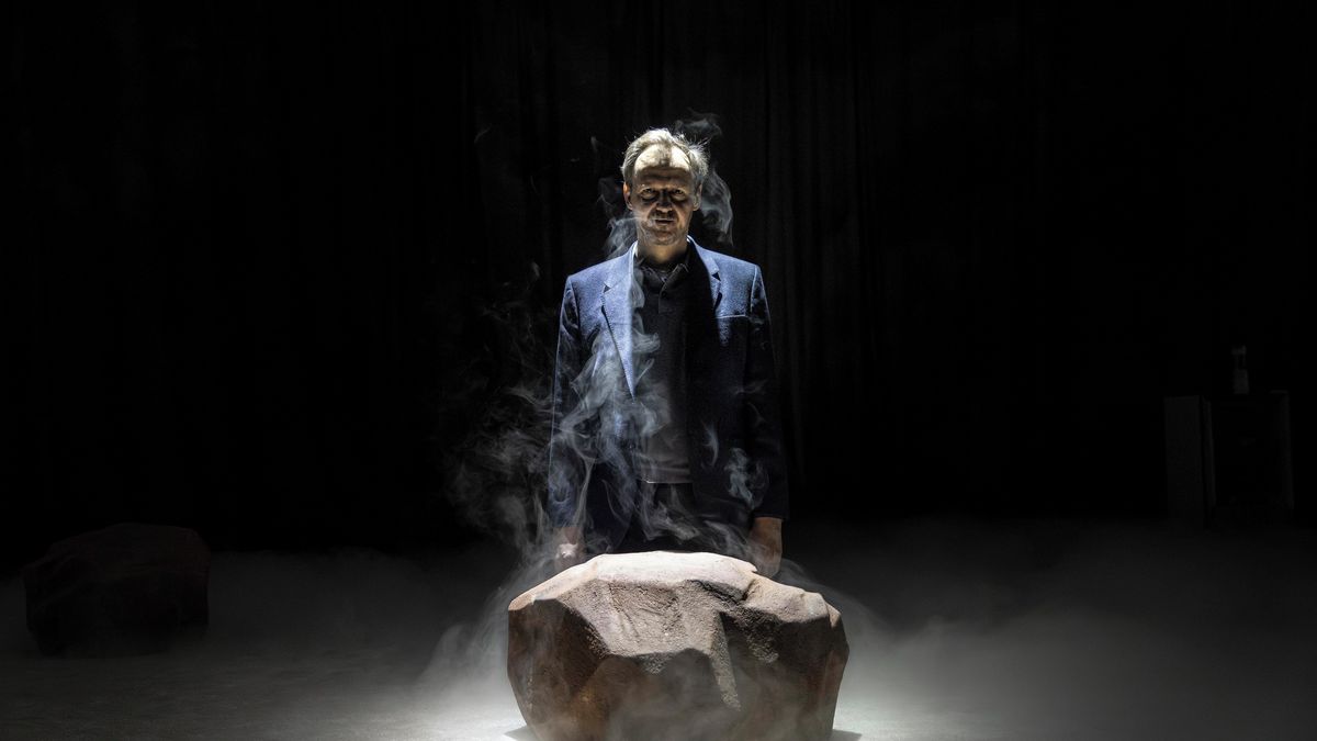 RECENZE: Inscenace Zničit zaujme v Komedii dvěma naprosto rozdílnými dějstvími