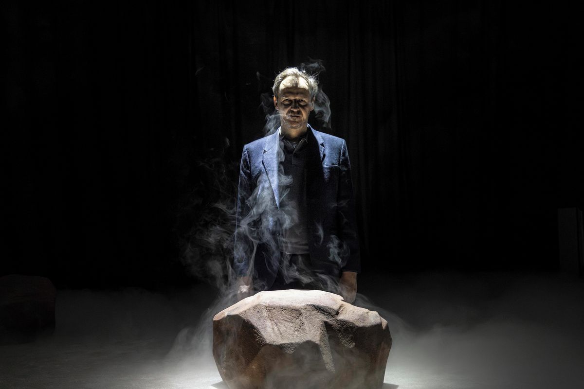 RECENZE: Inscenace Zničit zaujme v Komedii dvěma naprosto rozdílnými dějstvími