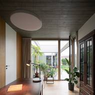 Pracovna má komorní atmosféru. 