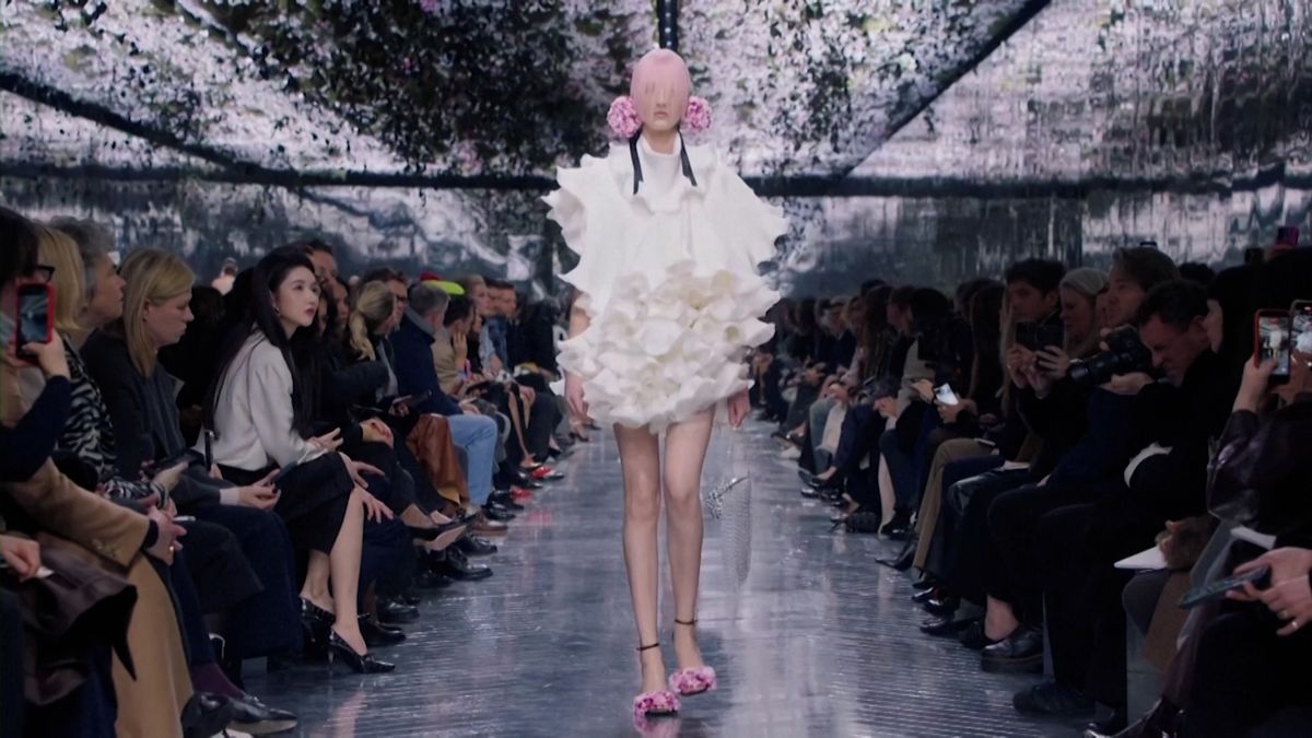To nejlepší z pařížského týdne módy: Na přehlídce Dior rozkvetly šaty, doplňky, ale i strop nad molem