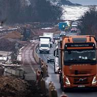 Stavba D7 u Slaného. Aktuálně se jezdí jedním pruhem v každém směru sníženou rychlostí.
