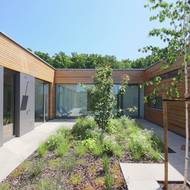 Dům má nyní půdorys zhruba do písmene U. Díky tomu vzniklo mezi jeho původní částí a přístavbou chráněné atrium.