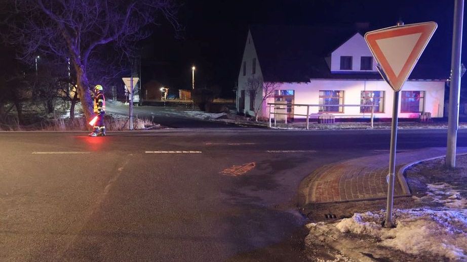 Seniorka na elektrokole vjela v České Vsi přímo pod kola auta, střet nepřežila