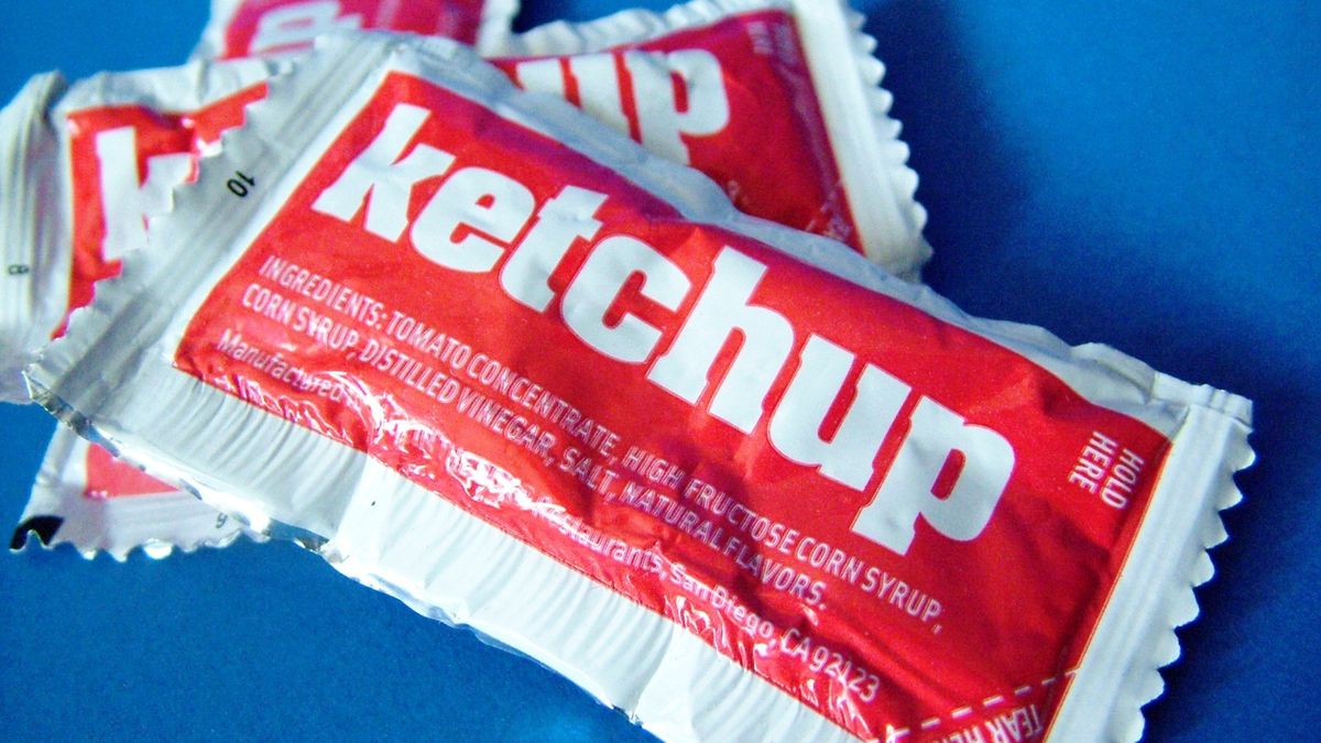 Američan zaútočil na muže sáčkem kečupu, hrozí mu až pět let ve vězení