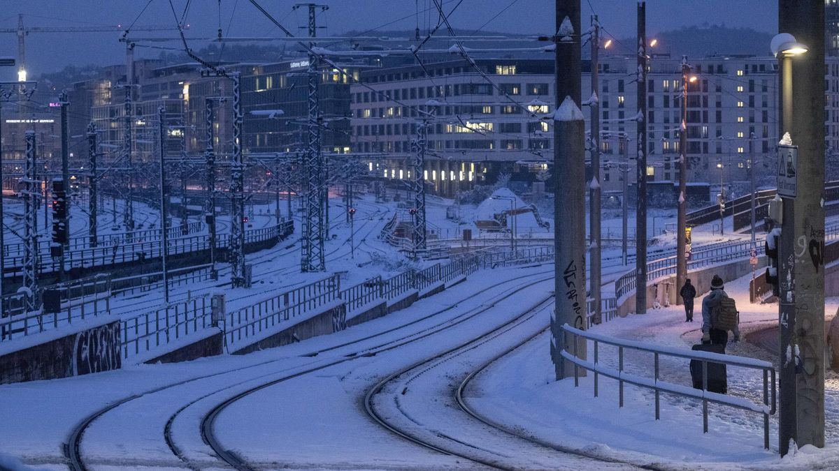 Kolaps dopravy a zavřené školy. Přívaly sněhu a námraza působí v Německu chaos