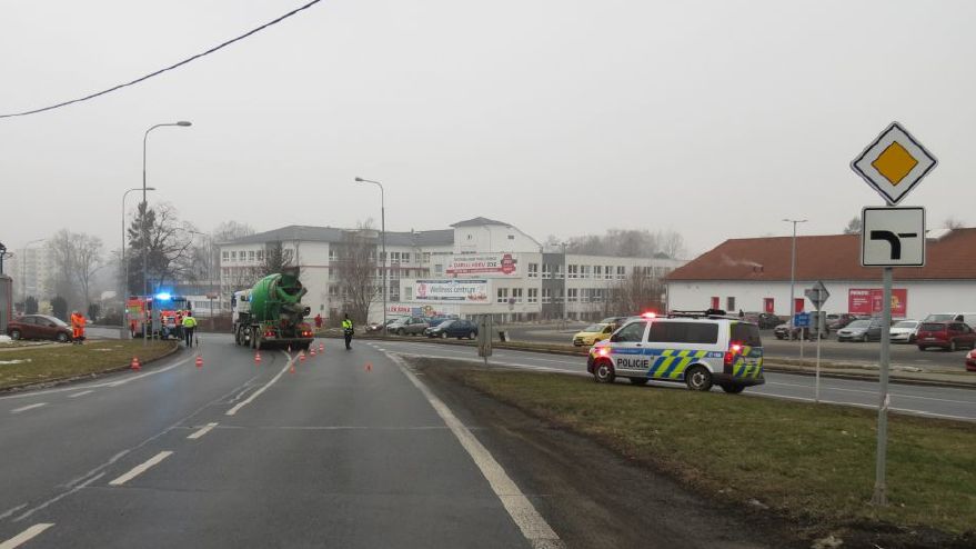 Vážná nehoda v Bruntále. Senior v osobním autě zkřížil cestu domíchávači betonu