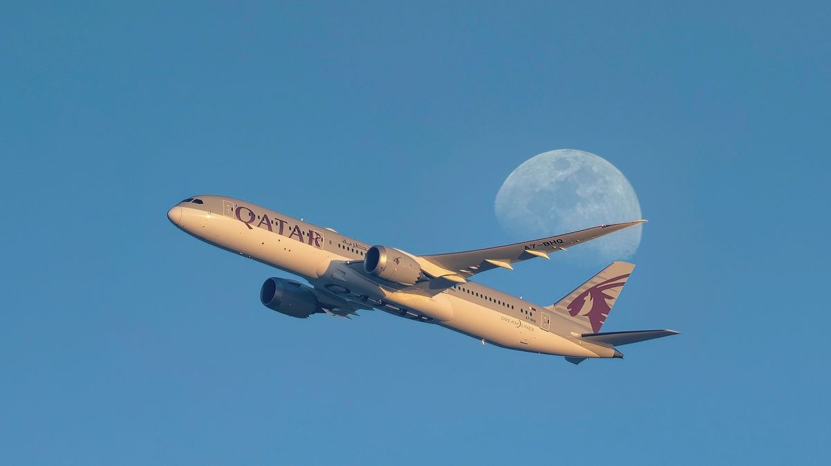 Što é to? Cestující si v letadle natáhla nohy nad hlavu ženy před sebou
