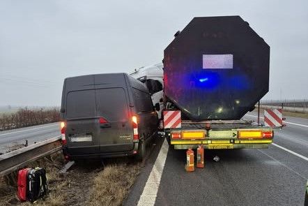 Cisterna nabrala na svodidla dodávku, část dálnice zůstala na Kroměřížsku uzavřena