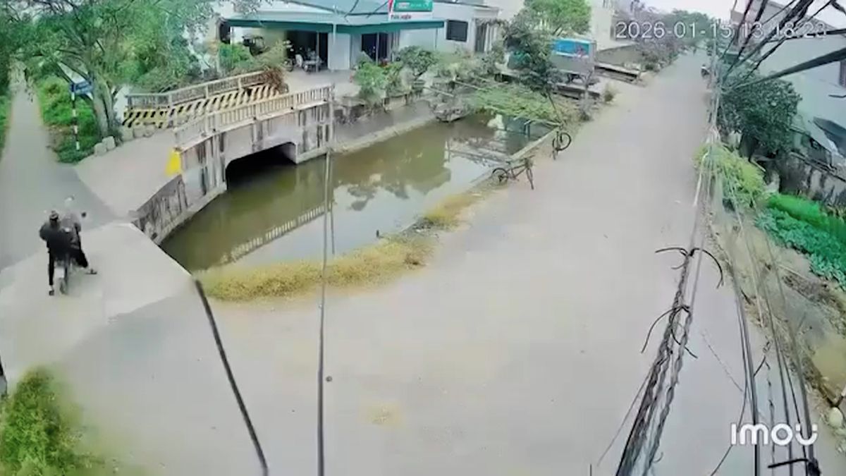 Odbočil na můstek moc brzy. Motocyklista se spolujezdcem ve Vietnamu skončili ve vodním kanálu