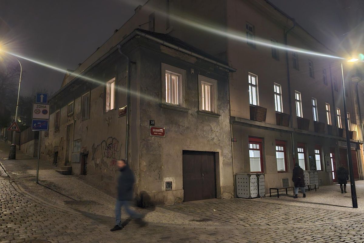 Praha se brání kritice LED lamp v ulicích, vědec ale upozorňuje na riziko drahé chyby