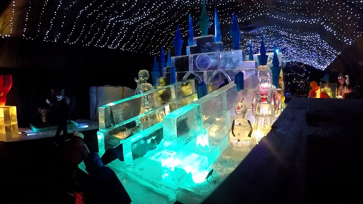 Ledové sochy na výstavě v Praze jsou pěkné, ale 18metrová skluzavka je hit