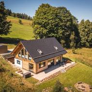 Zvažovali i jiný pozemek, ale cesta patřila Lesům ČR. Díky starostovi nakonec našli ideální místo, které však bylo zarostlé jako džungle.