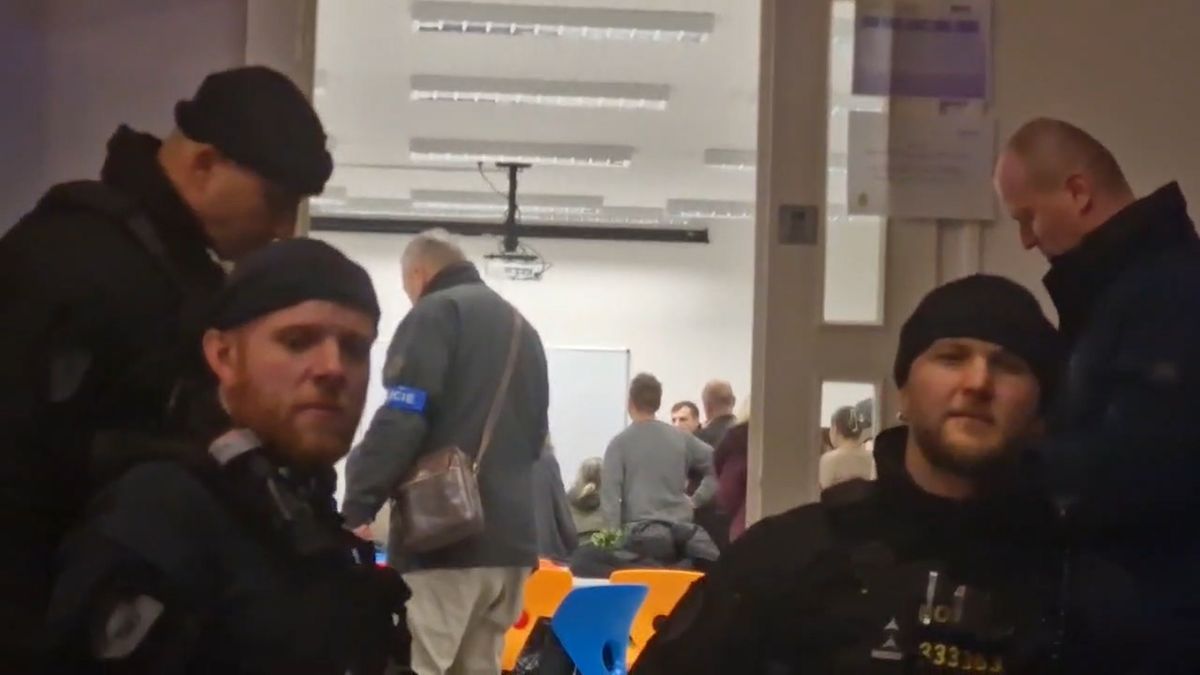 Mladý učitel s nahlášením střelby ve škole vyvolal paniku, lidé barikádovali místnosti