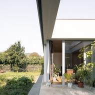 Interiér je díky atriím dobře propojený s exteriérem. 