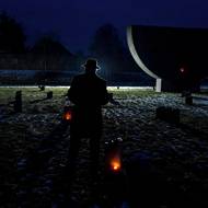 Světlo umocňuje silnou terezínskou atmosféru.