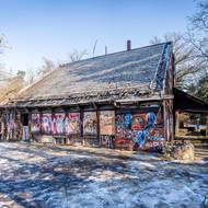 Kousek za hranicemi Prahy chátrá jak restaurace, tak přilehlý pozemek, na kterém zarůstají třeba tenisové kurty. 