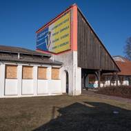 Budova je nyní zabezpečená, okna zatlučená a město žádá o dotaci na dostavbu. Ale nejde o prioritu. 